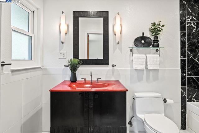 3554 Arcadian Ct, Castro Valley CA: https://media.crmls.org/mediaz/7082d6bf-50a5-4a71-83e0-152ffd41bacd.jpg