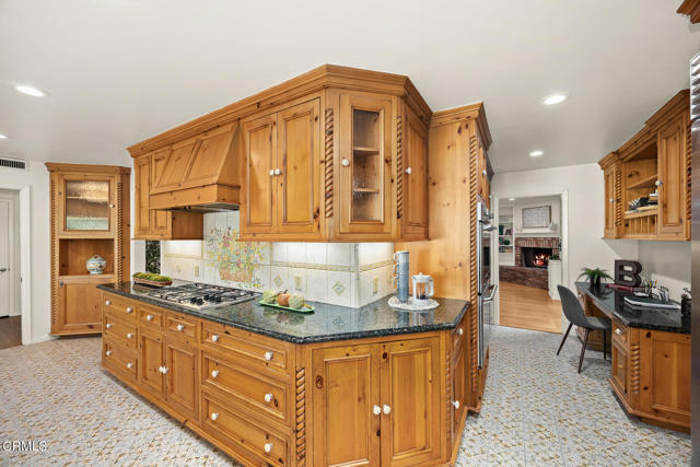 4929 Oakwood Avenue, La Canada Flintridge CA: https://media.crmls.org/mediaz/7082f115-c36a-4a9c-a3fc-8bad54cd5890.jpg