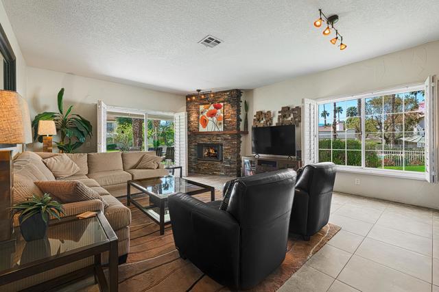 618 Vista Lago N Circle, Palm Desert CA: https://media.crmls.org/mediaz/7083232e-ecb9-4301-8164-1aff118dd1da.jpg