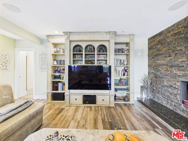 4723 Dunas Lane, Tarzana CA: https://media.crmls.org/mediaz/70836052-66e6-41f6-8809-ad904f40292a.jpg