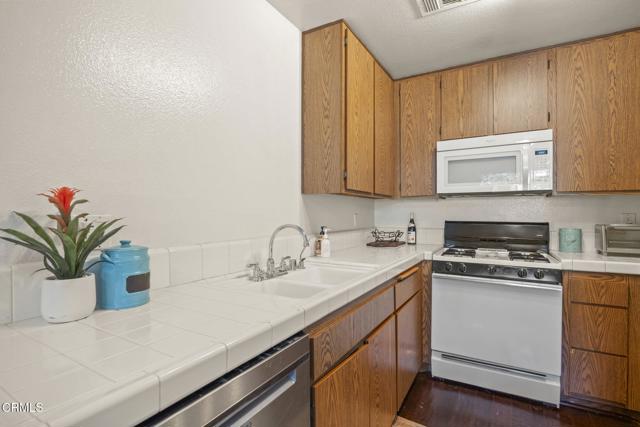 644 Thoreau Lane, Ventura CA: https://media.crmls.org/mediaz/7083d227-b8f5-47a2-b2e6-e975a848cc04.jpg
