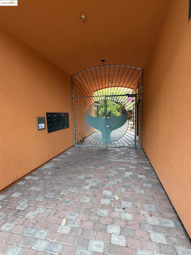 https://media.crmls.org/mediaz/708582d4-178f-417d-82b0-e3eeff19ed99.jpg?preset=X-Large
