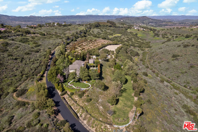13418 Nightsky Drive, Camarillo CA: https://media.crmls.org/mediaz/708712a0-0324-4681-b574-a405b20770ec.jpg