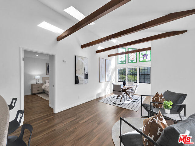 4215 Mentone Avenue, Culver City CA: https://media.crmls.org/mediaz/7088ebb7-486c-4426-8cba-b87471694ba7.jpg