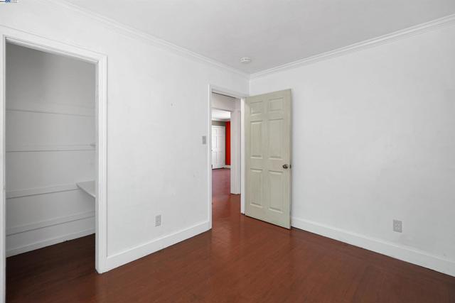 6133 Seminary Ave, Oakland CA: https://media.crmls.org/mediaz/7089eb82-b273-49f9-8f27-a963a6135eae.jpg