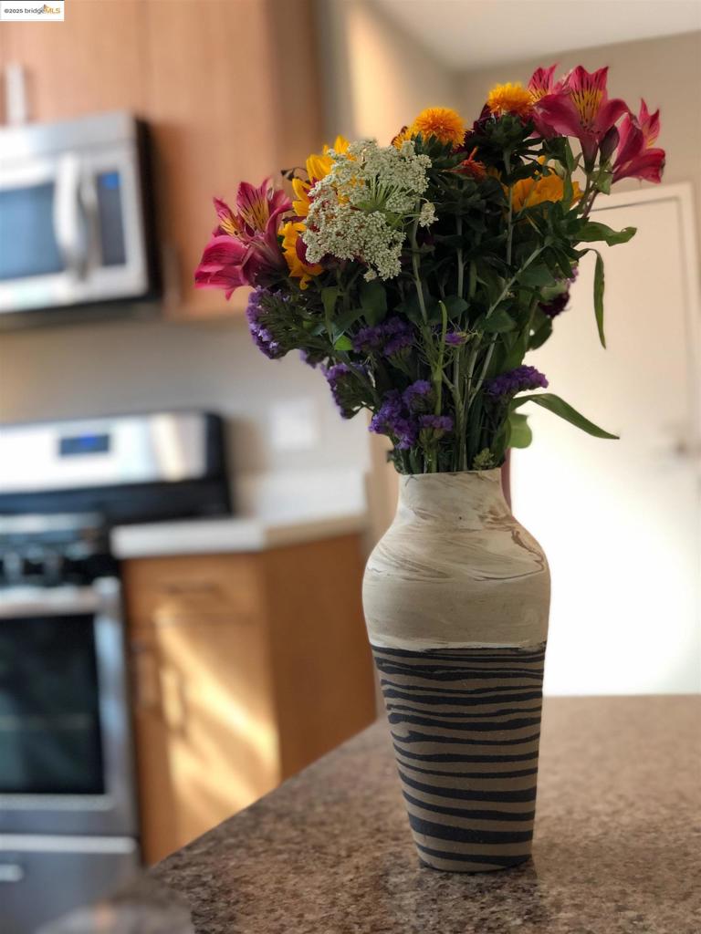 https://media.crmls.org/mediaz/708a03fd-7bff-4f71-b0eb-b66d7f452344.jpg?preset=X-Large
