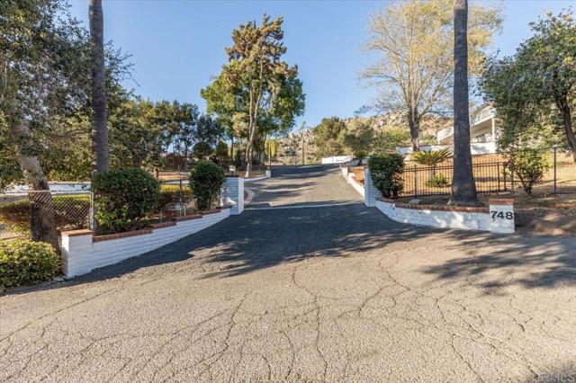 748 Old Oak Ridge, San Marcos CA: https://media.crmls.org/mediaz/708aca96-2bb8-430b-b19d-975f14723d69.jpg