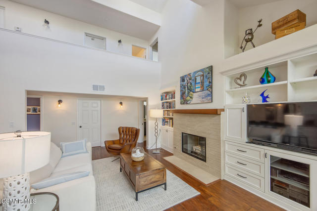 1732 Crooked Trail Place, Westlake Village CA: https://media.crmls.org/mediaz/708b1d65-8c50-41a8-9a66-429a0623258d.jpg