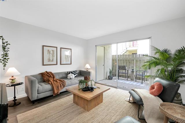 2562 Walnut Blvd, Walnut Creek CA: https://media.crmls.org/mediaz/708b65a7-d13d-49f9-86ad-87ff78032f9c.jpg