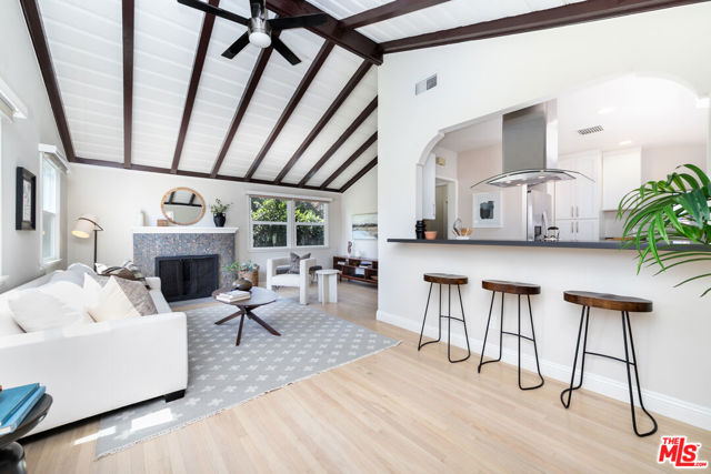 2722 Granville Avenue, Los Angeles CA: https://media.crmls.org/mediaz/708b7eb9-20ef-430b-9413-04d1e17cea22.jpg
