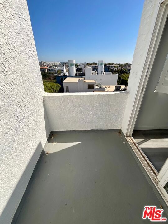 14 Mast Street, Marina del Rey CA: https://media.crmls.org/mediaz/708bf401-84fd-4255-b2a9-4e57b994f18d.jpg