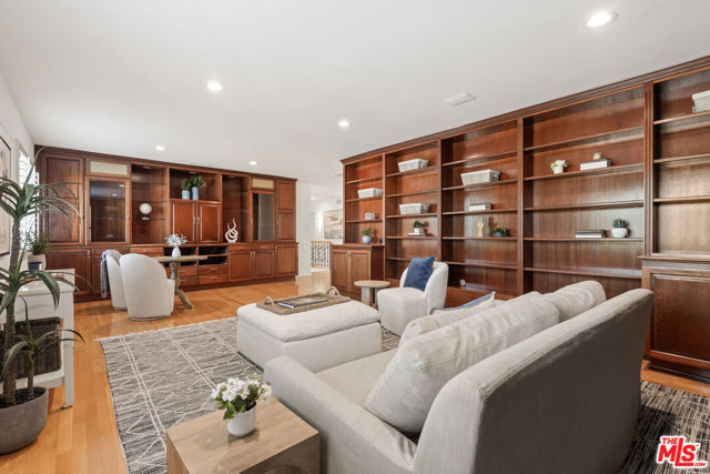 16979 Encino Hills Drive, Encino CA: https://media.crmls.org/mediaz/708c04f0-a5cc-452c-9365-c835135cf404.jpg