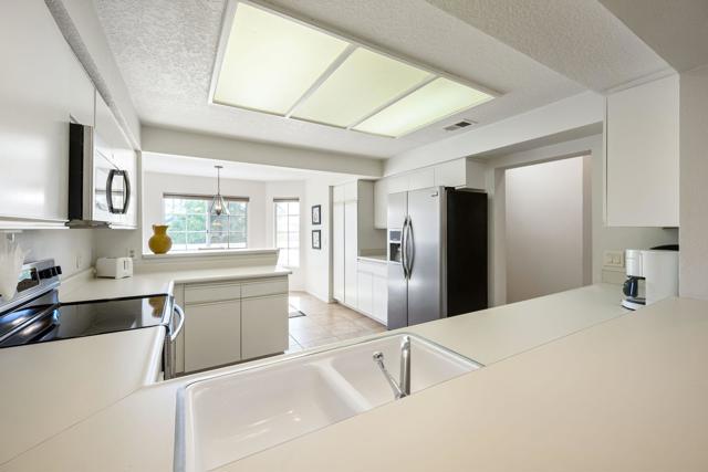 357 Desert Falls E Drive, Palm Desert CA: https://media.crmls.org/mediaz/708c24ca-64eb-4acd-b91d-72059d24577e.jpg