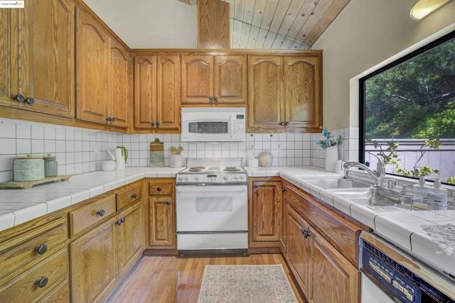 33 Binnacle Hl, Oakland CA: https://media.crmls.org/mediaz/708c6a04-27fb-4986-b10d-a5411f425e7a.jpg