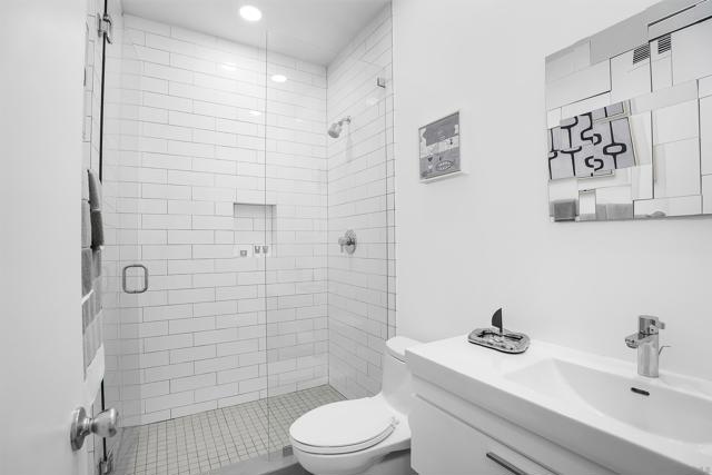 700 Front St, San Diego CA: https://media.crmls.org/mediaz/708df8bf-5da2-4d1c-9f75-f20e29cf5b15.jpg