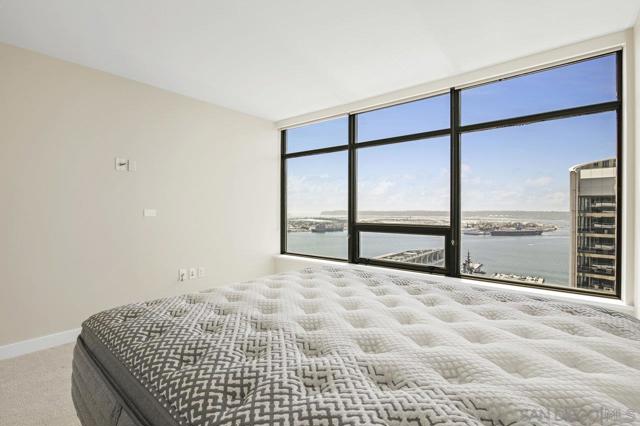 700 W E St, San Diego CA: https://media.crmls.org/mediaz/708e2039-a383-40c2-9185-3b4fca083370.jpg