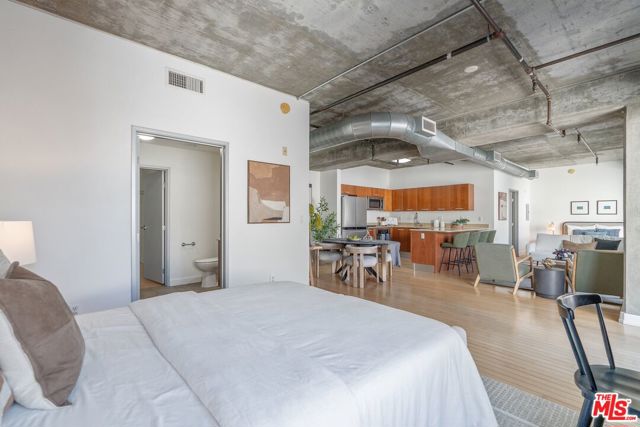 645 W 9th Street, Los Angeles CA: https://media.crmls.org/mediaz/708e6c3f-3b9e-4483-b817-fd228a1d78f1.jpg