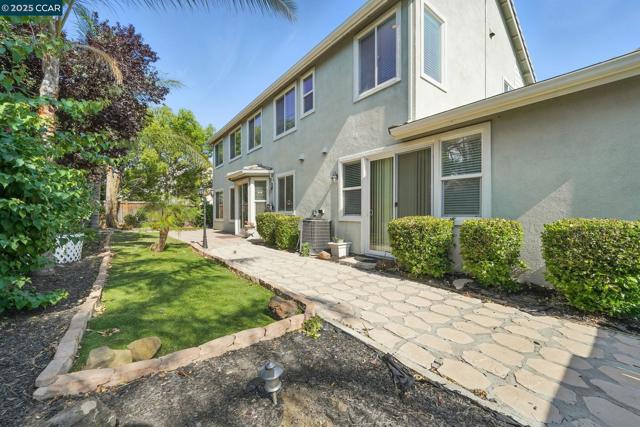 1782 Anastasia Dr, Brentwood CA: https://media.crmls.org/mediaz/708e8c77-ba3b-4d24-8158-a6e79016e42c.jpg