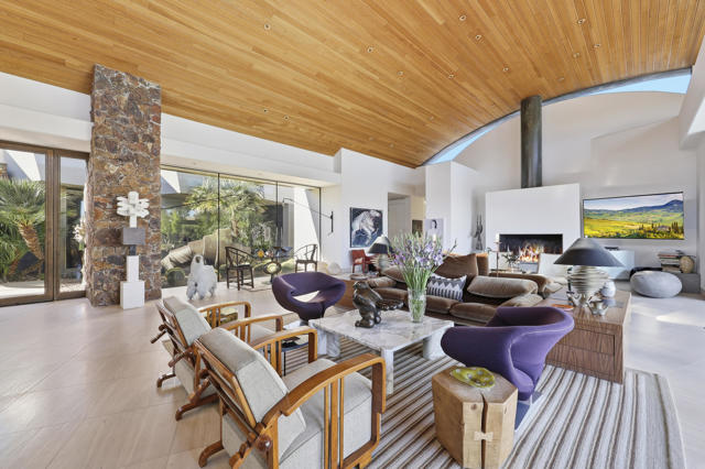 102 Waterford Circle, Rancho Mirage CA: https://media.crmls.org/mediaz/708e9786-ebc0-4a75-8c51-30deff38fdd6.jpg