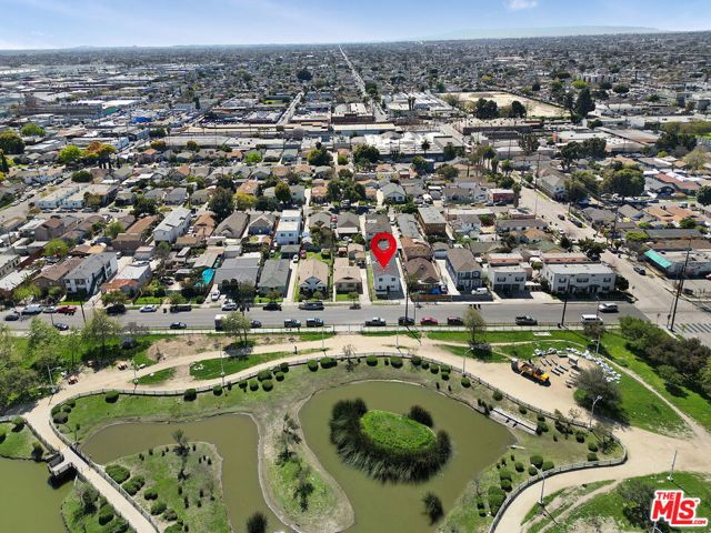 320 E 55th Street, Los Angeles CA: https://media.crmls.org/mediaz/708ef38b-73c9-4faf-8b17-2816cecc1e95.jpg