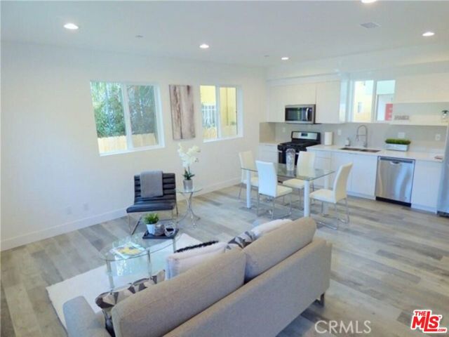 1113 Carmona Avenue, Los Angeles CA: https://media.crmls.org/mediaz/708f55e3-ece1-4440-9138-679ac7a9e861.jpg