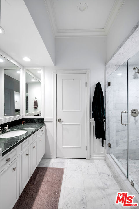 10112 EMPYREAN Way, Los Angeles CA: https://media.crmls.org/mediaz/70903fab-6c22-4e2c-9c94-f26561f96595.jpg