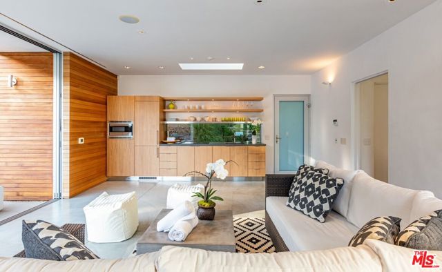 32554 Pacific Coast Highway, Malibu CA: https://media.crmls.org/mediaz/70906f42-08f3-44f2-95b4-b45e72fab107.jpg