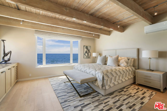 11770 Pacific Coast Highway, Malibu CA: https://media.crmls.org/mediaz/70909582-2d35-4db8-9ef9-7dde08d899df.jpg