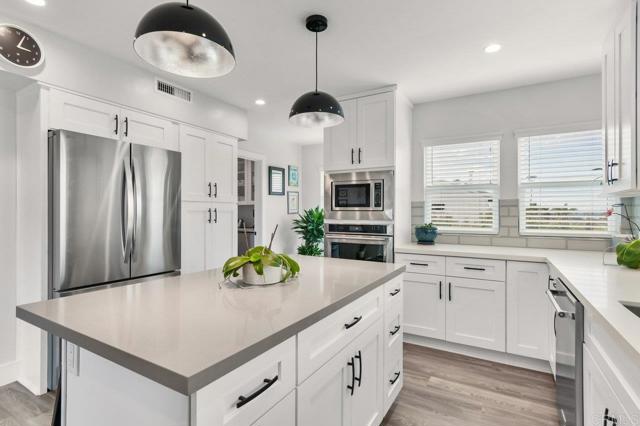 Detail Gallery Image 14 of 48 For 1522 Elevation Rd, San Diego,  CA 92110 - 3 Beds | 3/1 Baths