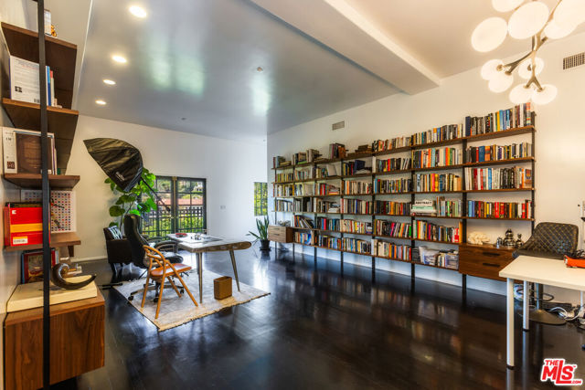 2651 La Cuesta Drive, Los Angeles CA: https://media.crmls.org/mediaz/709146a8-4405-4882-98fe-b0c0623b2afe.jpg