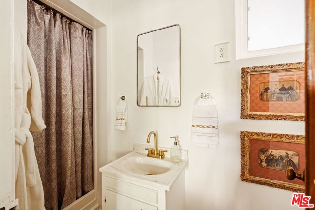 5940 Varna Avenue, Valley Glen CA: https://media.crmls.org/mediaz/70918822-ae1a-4646-b30a-89955cbaf1b6.jpg