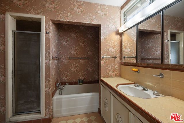 6655 Lindley Avenue, Reseda CA: https://media.crmls.org/mediaz/70920e38-e292-43f9-a467-559f424c789a.jpg