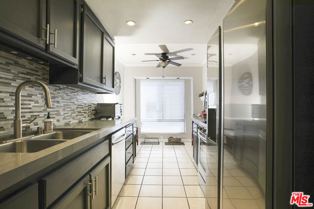 15237 MAGNOLIA Boulevard, B photo 4