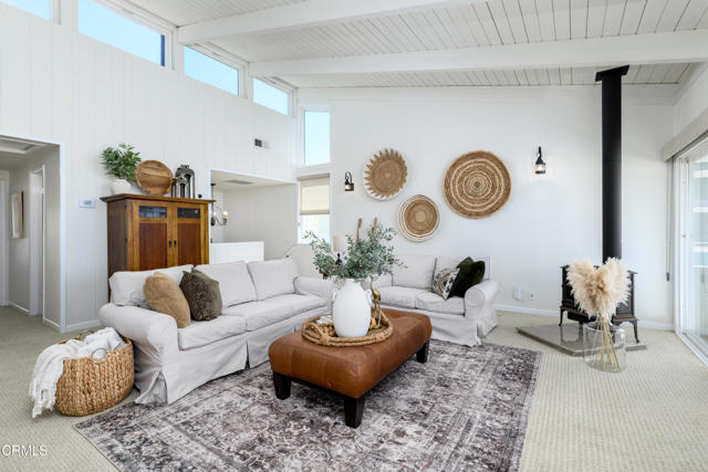 1905 Ocean Drive, Oxnard CA: https://media.crmls.org/mediaz/709333df-f49c-45b1-861f-703daea6aad4.jpg