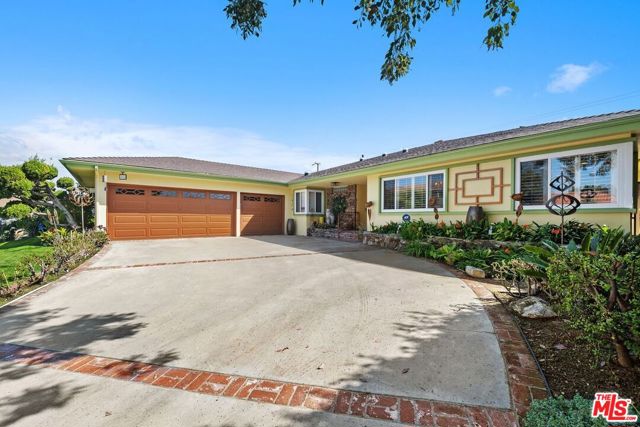 5550 W 63rd Street, Los Angeles CA: https://media.crmls.org/mediaz/70935884-0cb8-4e99-af13-99ed572f4495.jpg