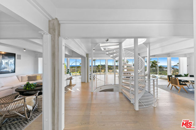 6375 Gayton Place, Malibu CA: https://media.crmls.org/mediaz/7093b652-d0d2-4f75-b1c0-1b50d521bba4.jpg