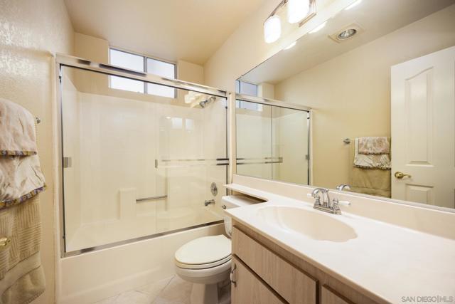 521 Arbor Dr, San Diego CA: https://media.crmls.org/mediaz/70944550-28ee-4546-bfac-f2633ecb70b8.jpg