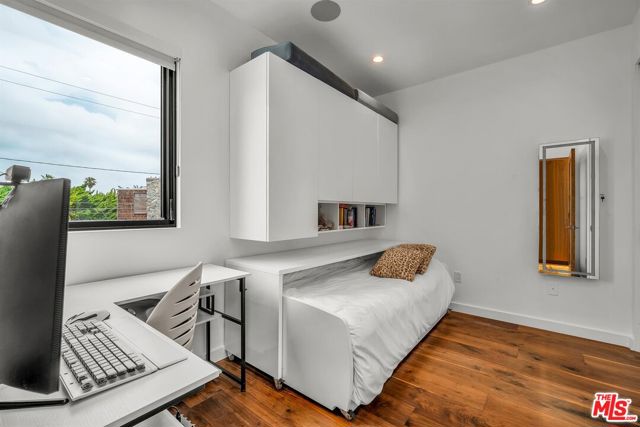 749 Oxford Ave Avenue, Venice CA: https://media.crmls.org/mediaz/70953a96-6be6-408b-9d18-6dfa50468292.jpg