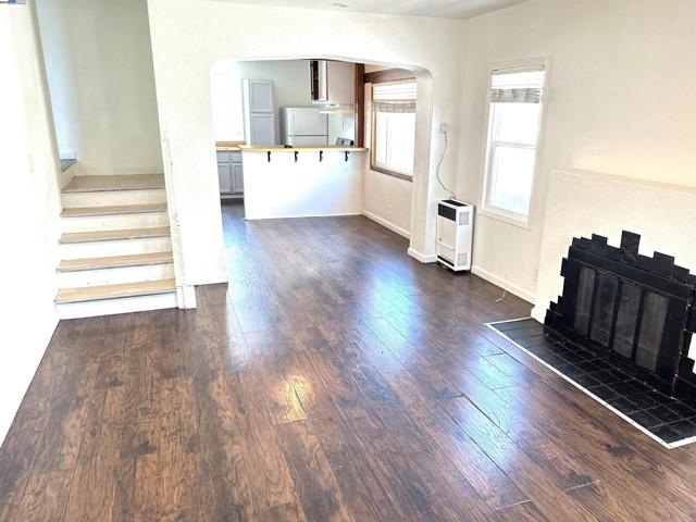 1933 103rd. Ave., Oakland CA: https://media.crmls.org/mediaz/70958587-8386-48a4-b474-528a5c55b6f7.jpg
