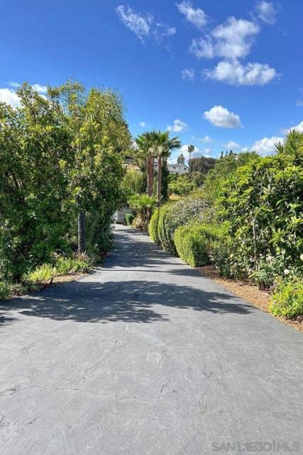 3625 Country Meadow Ln, Escondido CA: https://media.crmls.org/mediaz/7095a58f-152a-447e-8c65-2781f94f4b40.jpg