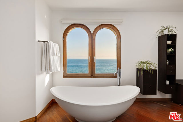 32804 Pacific Coast Highway, Malibu CA: https://media.crmls.org/mediaz/7095edab-e7a9-4067-a5fe-2849d2cf3e39.jpg