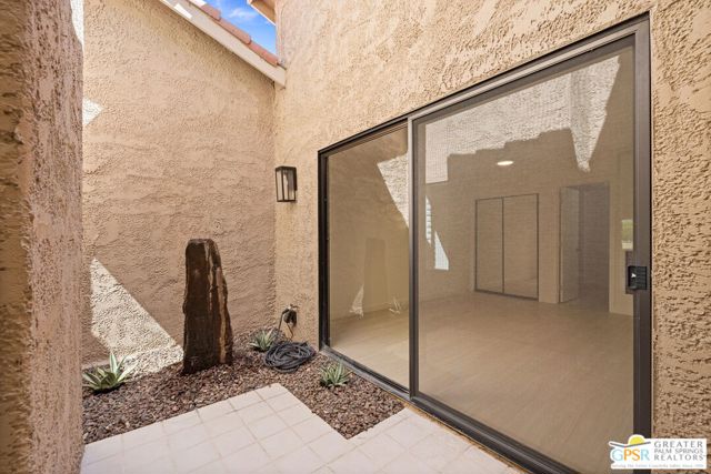 6 Joya Drive, Palm Desert CA: https://media.crmls.org/mediaz/709685ba-3979-4d28-9694-342bfba67dd8.jpg