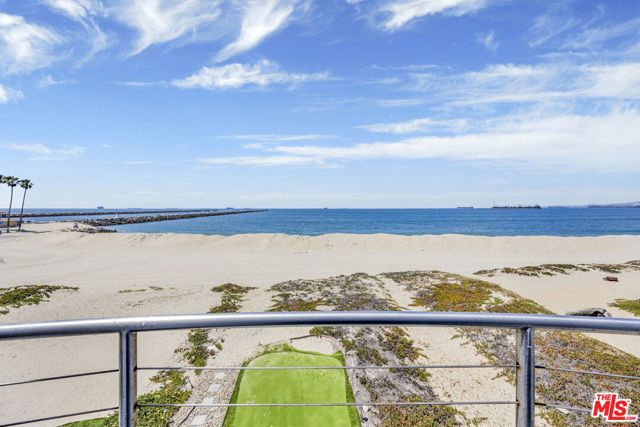 7019 E Seaside Walk, Long Beach CA: https://media.crmls.org/mediaz/7096aa2b-0a8e-458d-9615-d38afae14a17.jpg