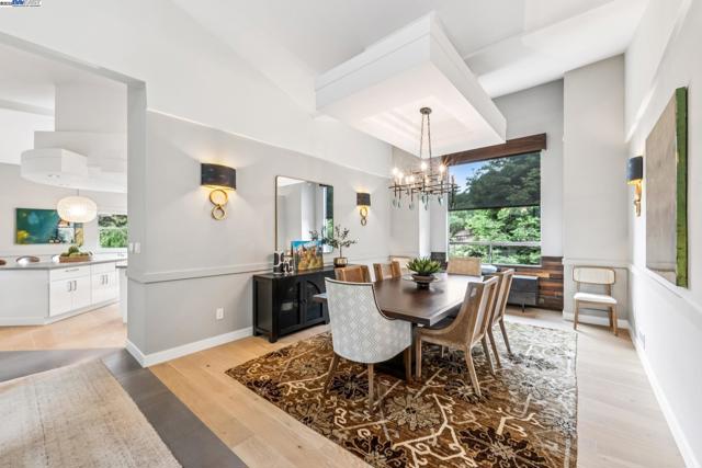 2005 TUNNEL RD, Oakland CA: https://media.crmls.org/mediaz/70979028-074e-4fd1-8c5d-41f8c144f6d4.jpg