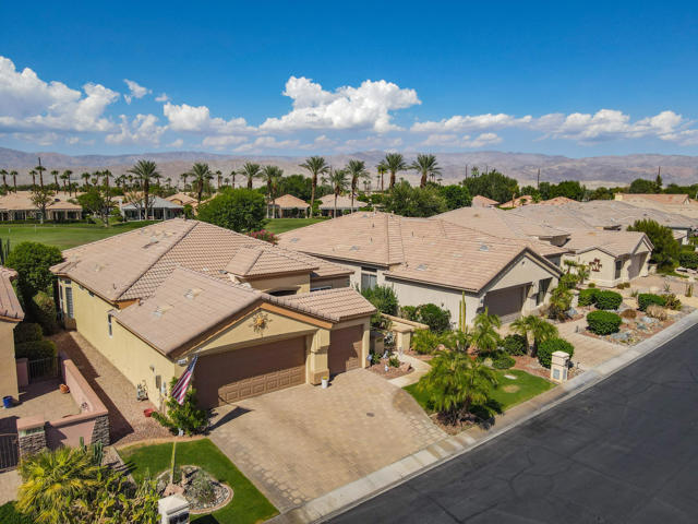 80474 Muirfield Drive, Indio CA: https://media.crmls.org/mediaz/7097d2a6-1485-43c3-ad20-614003fa9632.jpg