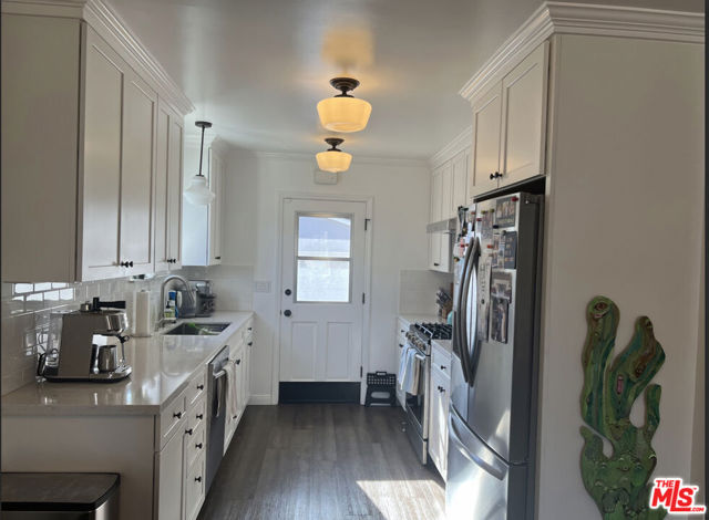 3125 Stanford Avenue, Venice CA: https://media.crmls.org/mediaz/70980d9b-b8ca-4c31-81f8-a62f4ebc1ecd.jpg