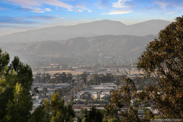 1586 Kimberly Woods Dr, El Cajon CA: https://media.crmls.org/mediaz/70981a4a-5255-4bb6-bcda-f0490b3f84d2.jpg