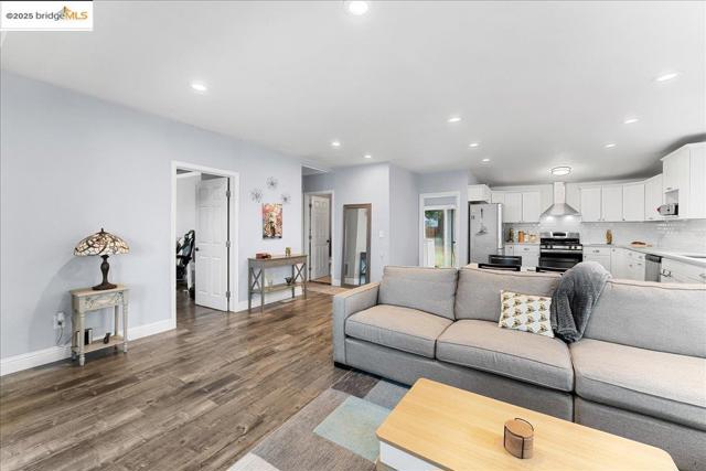 2016 104th AVE, Oakland CA: https://media.crmls.org/mediaz/7098bfc3-9dd6-48b3-86ce-5a6a4862f2c9.jpg