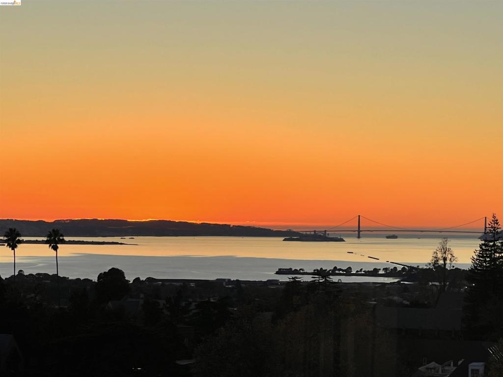 https://media.crmls.org/mediaz/7098e03a-d5c1-41d5-8884-8eed6be0b3cc.jpg?preset=X-Large