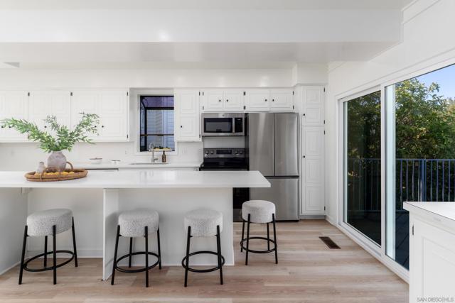 7850 Roseland Dr, La Jolla CA: https://media.crmls.org/mediaz/70991aa0-3cc9-4d2a-a84a-70733239db9c.jpg